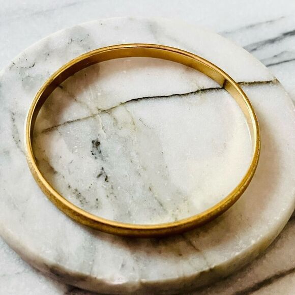 Vintage Monet Textured Metal Bangle Bracelet Gold Toned Thin Signed Retro MCM‎ - Picture 6 of 8